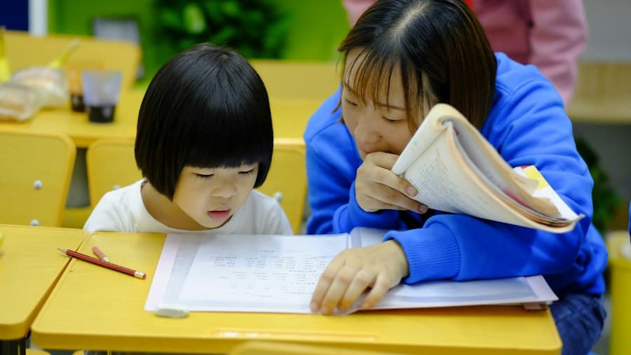辅导孩子学习的课堂示意图